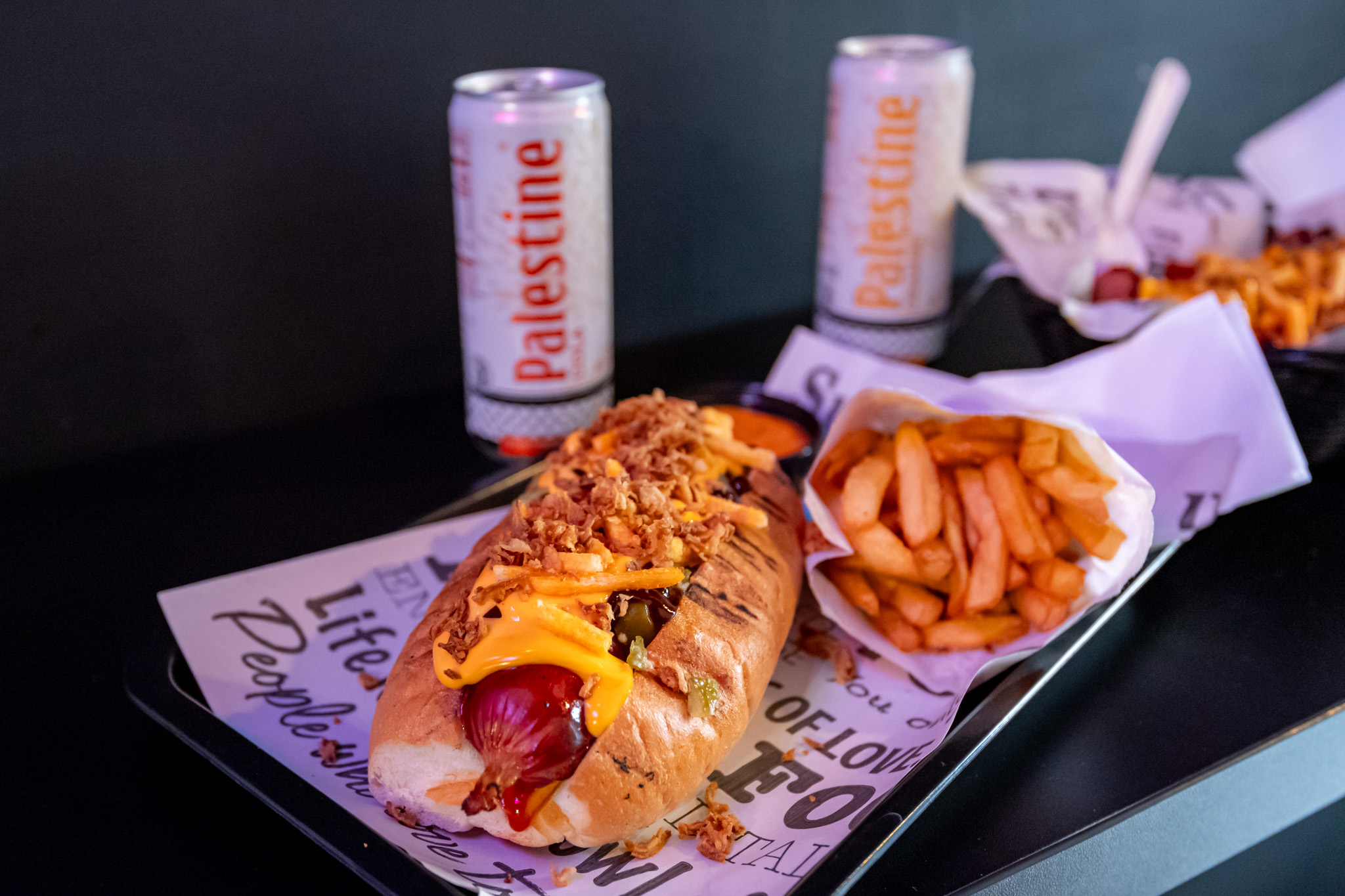 Freshly baked bun, beef sausage, homemade sauce, jalapeño peppers, cucumber – visitors to 6Dogs can expect a rich flavour experience (Photo: András Adorján)